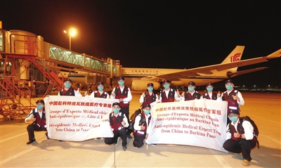 抗疫医疗专家组一行12人乘机于5月14日19时许抵达天津,结束了为期近一个月的援非抗疫任务。海河传媒中心记者 马成 摄