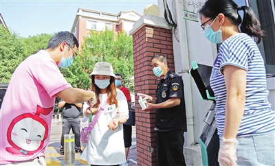 昨天,和平区第五幼儿园邀请幼儿家长进园体验入园接送流程。本报记者 谷岳 摄
