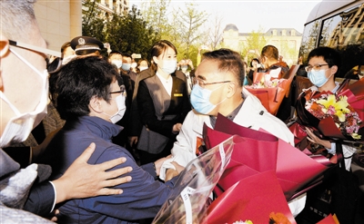 张伯礼院士的爱人和孙子来到东丽区隔离休整点迎接张院士。 本报记者 刘乃文摄