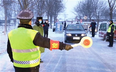 连日来，市交通运输委组织动员近5000名干部职工投入疫情防控一线，实行24小时全天候值守，确保全市126个高速公路收费站、72个服务区、21个公路治超站和20个重要普通公路省界点位，实现交通管制、车辆拦停、人员测温、信息登记、车胎消毒100%到位。 京津冀公路联防联控，当好“首都护城河”。 本报记者 王倩 摄
