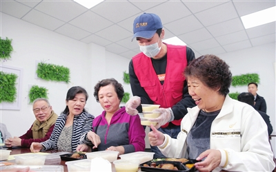 和平区朝阳里社区老人家食堂。 记者 吴迪 摄