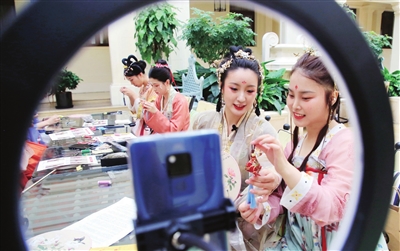 昨天，利顺德大饭店举办“梦回汉唐”端午主题活动，现场展示了绣香囊、飞花令等传统民俗项目。图为线上表演绣香囊。