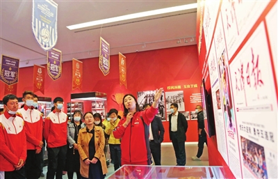 昨日,天津体育学院将思政课搬进正在天津美术馆展出的“国家荣誉──中国女排精神展”现场,女排世界冠军、中国排球学院常务副院长张娜担任主讲人,为运动训练科学学院大一新生上了不寻常的大学入学第一课。谷岳 摄