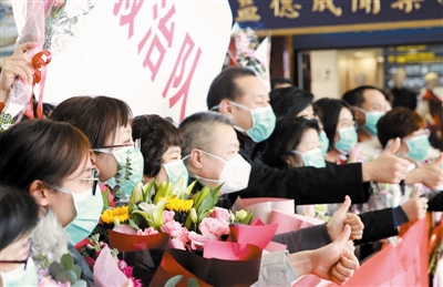 1月26日，天津驰援湖北第一批医疗队出发。  张立摄