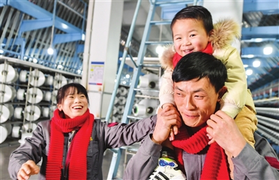 春节临近,浙江省湖州市长兴县妇联举行“就地过春节 美照寄老家”送温暖活动。1月19日,在浙江省湖州市长兴县夹浦镇一家企业车间内,一个纺织工家庭准备拍摄新年照片。新华社发