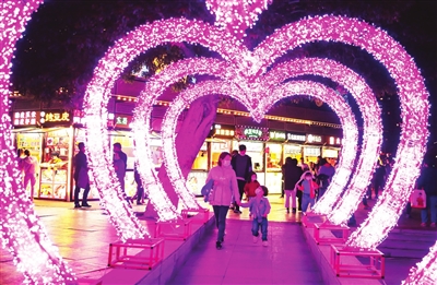 摩天轮夜市,市民正在游玩。