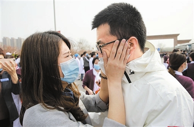 3月31日,天津支援湖北医疗队732人结束隔离观察,与家人团聚。 张立摄