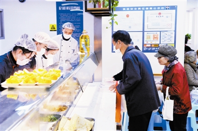 许多居民成为挂甲寺街新城小区居家养老服务中心的“铁粉”，每日排队购餐。