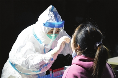 1月11日晚，在深圳市福田区，市民接受核酸采样。当天，深圳通报新增4名新冠肺炎确诊病例。新华社发