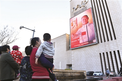 中新天津生态城动漫园广场上，市民观看点亮全城活动