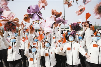3月31日,天津支援湖北医疗队732人结束隔离观察,欢庆胜利。张立摄