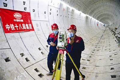 日前，由中铁十八局集团施工的本市地铁最长盾构区间——地铁4号线成林道站至六纬路站区间双线贯通。