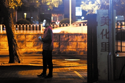 在106天的值守中,杨龙明大部分时间都在黑暗中守候。