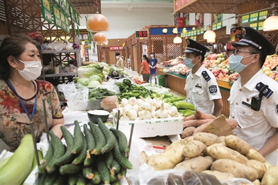 执法人员对菜品价格进行检查