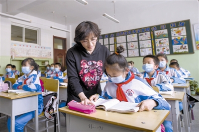 援甘教师张丽在夏河县拉卜楞小学上课。