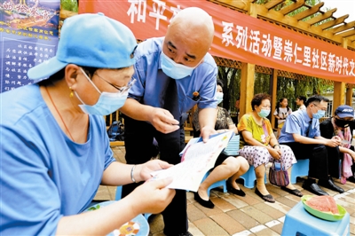 和平区检察院干部在崇仁里社区开展法治宣讲。 