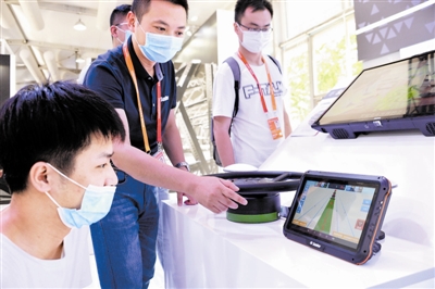 天宸北斗卫星导航技术（天津）有限公司工作人员为参观者讲解自动驾驶系统。
