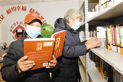 汉沽街市民在活动室内读书。