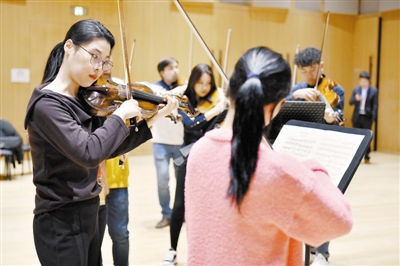 研究生弦乐团在排练。