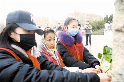 向烈士紀念碑獻花。