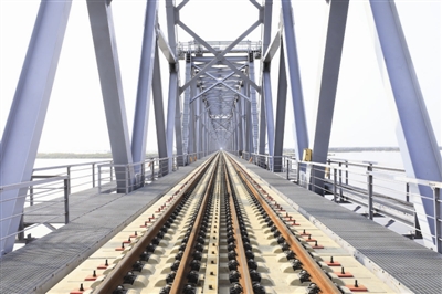  Track laying of the first river crossing railway bridge between China and Russia (picture)