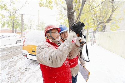 昨天的大雪，给全市的供电线路带来不小的考验，为了保证供电线路的正常运转，供电线路的巡视人员冒着厚厚的积雪逐条线路进行巡视和检查，发现问题立即维修。国网天津宝坻供电公司史各庄供电服务中心外勤班班长苑宝义就是其中的一位。