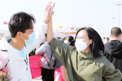 本组图片：天津医疗队队员乘机抵达天津滨海国际机场，受到热烈欢迎。