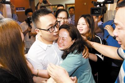 小林与失散32年的家人相聚