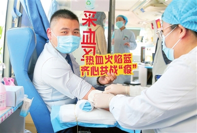 来自天津消防救援总队的36名指战员共献血9700毫升。本报记者 吴迪 摄