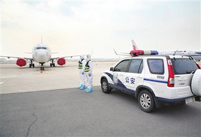 机场民警做好分流航班保障工作
