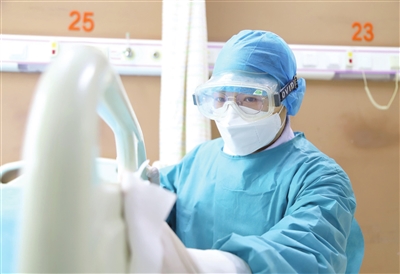 医护人员进行输液室消毒图片由北辰医院提供