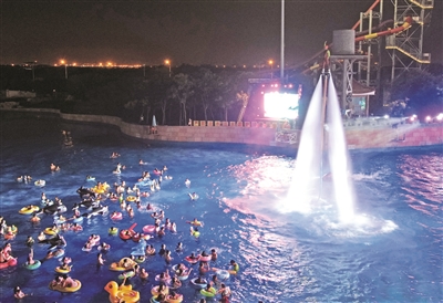 游客在水魔方夜场观看水上飞人表演