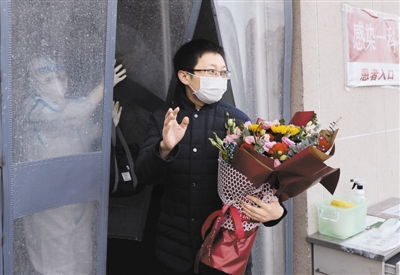 3月10日，备受市民牵挂的海河医院于洪志主任康复出院。 曹彤摄
