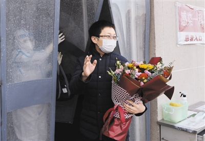 3月10日,备受市民牵挂的海河医院于洪志主任康复出院。 曹彤摄