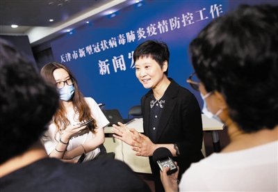 张颖在新闻发布会后接受记者采访
