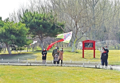 市民在塘沽森林公园放风筝