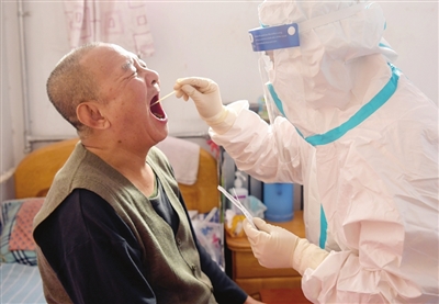 河西区友谊路街道组织人员前往养老院,为入住老人上门进行核酸检测。