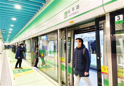 地铁4号线列车到达和平路站，乘客有序上下车。