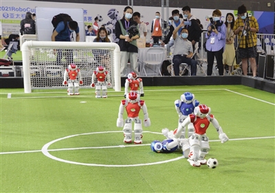 机器人世界杯 昨天,作为第五届世界智能大会的重要赛事之一,2021RoboCup机器人世界杯中国赛暨亚太机器人世界杯天津国际邀请赛在天津港保税区空港体育中心举行,在两天的赛期中,来自10多个国家和地区的200余支参赛队通过“线上线下+国内国外”开展联动赛事模式进行比拼。本报记者 陈璠 王涛 摄影报道