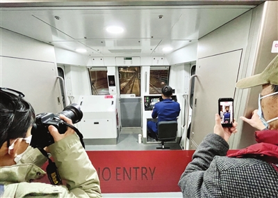 乘客在地铁6号线车厢内拍摄全自动运行列车。