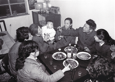 1984年，我市普通一家人的春节年夜饭。
