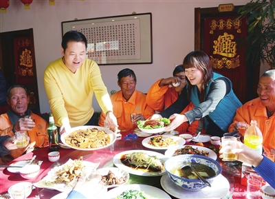 2016年1月25日，北辰区宜兴埠镇爱心饭馆免费为外来务工清洁人员准备了丰盛的年夜饭。