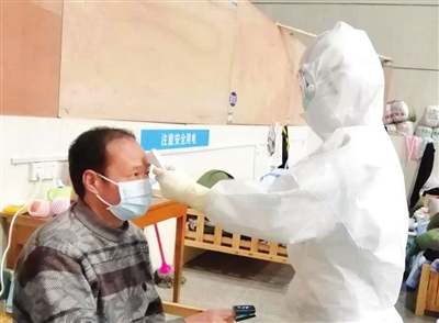 为患者测量体温