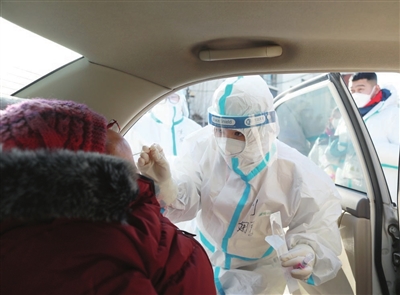 医务人员为行动不便的人员检测。