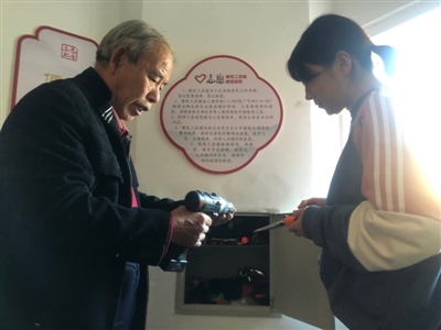 张广岺与他的志愿便民服务箱。
