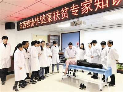 李修强医生在甘肃临潭县中医院为当地医生展示推拿手法。