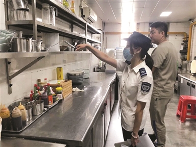 工作人員檢查後廚