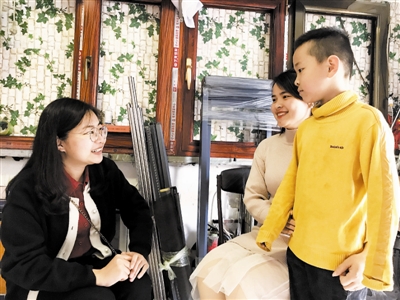 大桥道小学侯悦老师(左)正在进行家访,向家长汇报近期学校的大事小情。