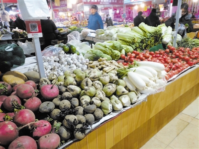 传统菜市场仍有产品可选、价格可议等方面优势。图为一家菜市场摊位。