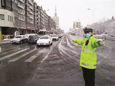 交警雪后指挥交通 记者 张鹏 摄